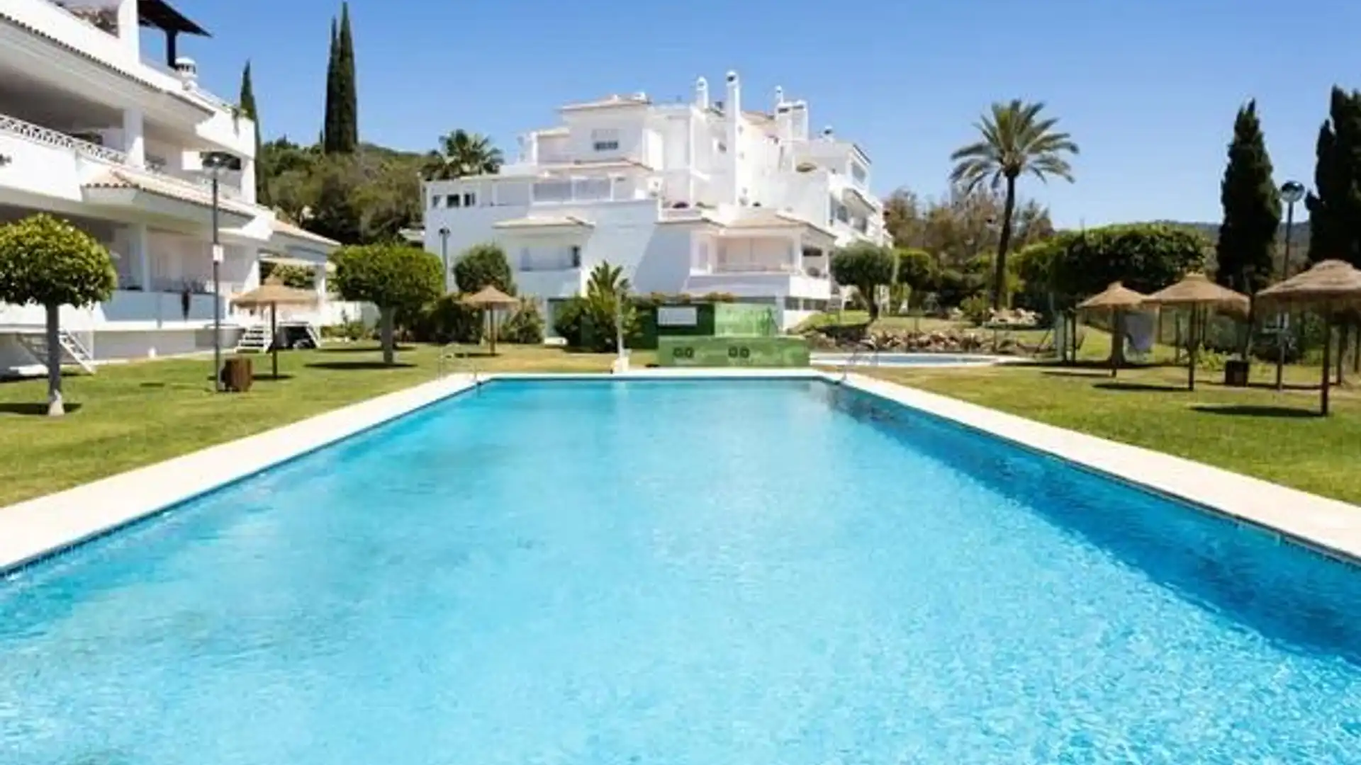 100% HOME RED INMOBILIARIA VENDE PISO BAJO EN MARBELLA, URBANIZACIÓN RÍO REAL.
VIVIENDA CON COCINA AMUEBLADA CON LAVADER