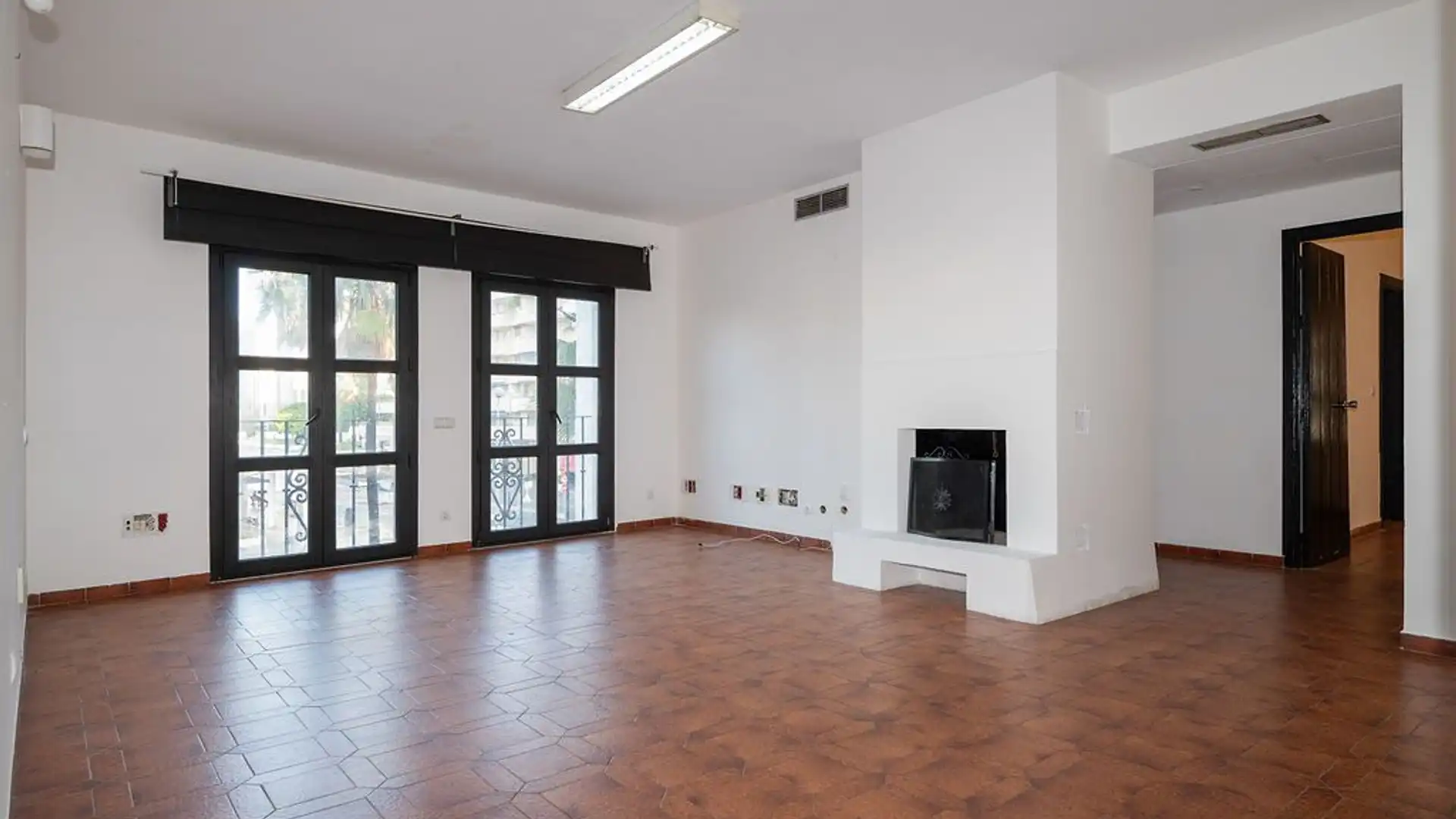Hábitat Mediterránea le ofrece este amplio piso a la venta, en la localidad costera de Marbella, provincia de Málaga, en