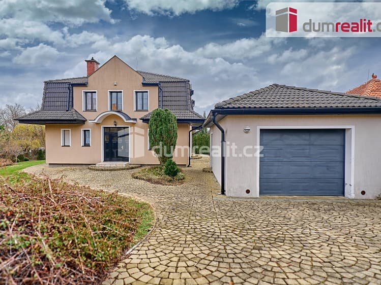 Prodej rodinného domu 194 m², pozemek 956 m²