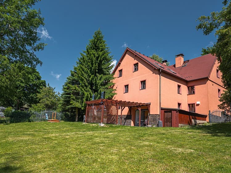 Prodej rodinného domu 320 m², pozemek 909 m²