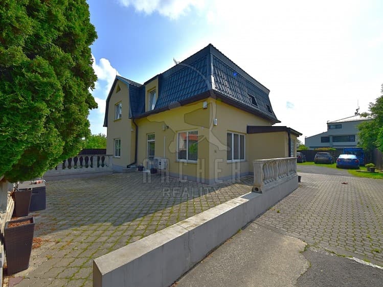 Prodej rodinného domu 247 m², pozemek 1 230 m²