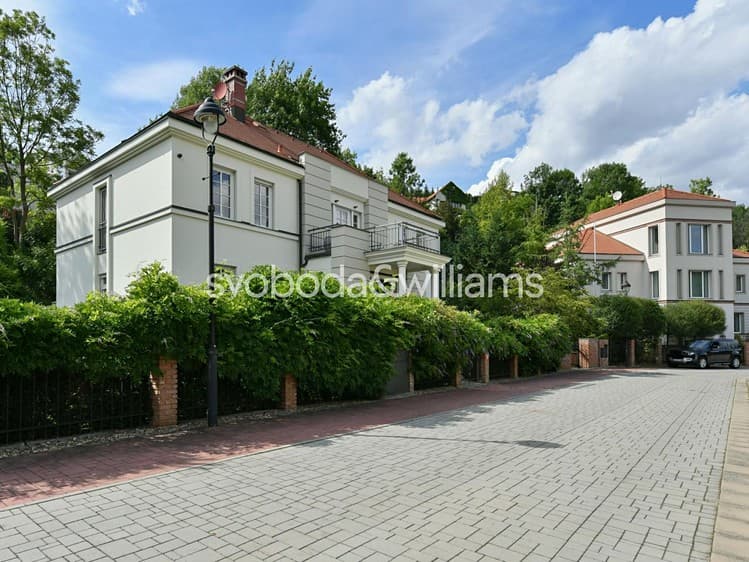Prodej rodinného domu 459 m², pozemek 1 067 m²