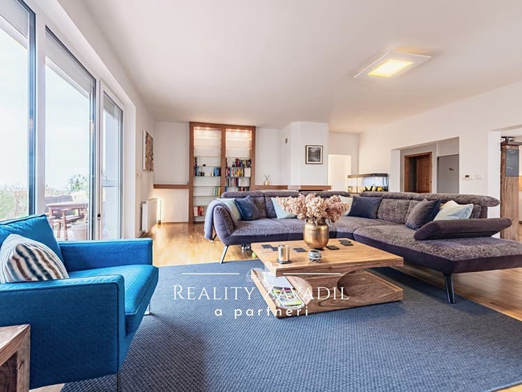 Pronájem rodinného domu 271 m², pozemek 1 382 m²