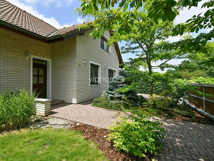 Pronájem vily 370 m², pozemek 890 m²