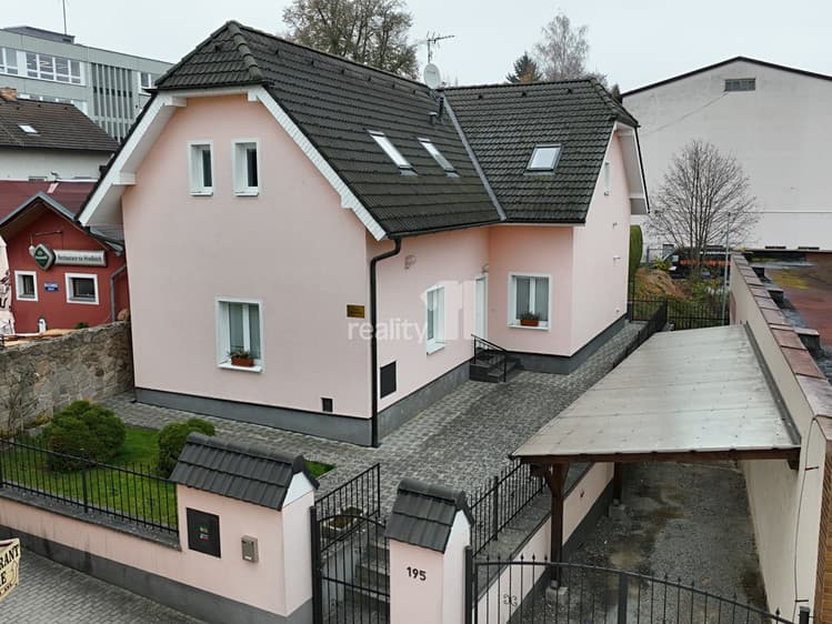 Pronájem vily 212 m², pozemek 958 m²