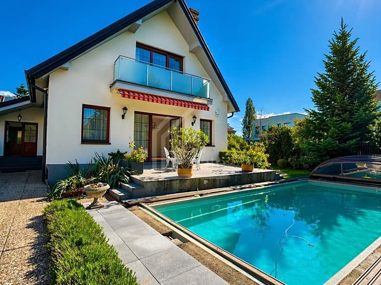Pronájem vily 350 m², pozemek 733 m²