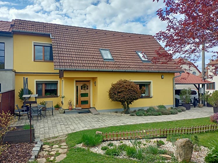 Pronájem rodinného domu 200 m², pozemek 766 m²