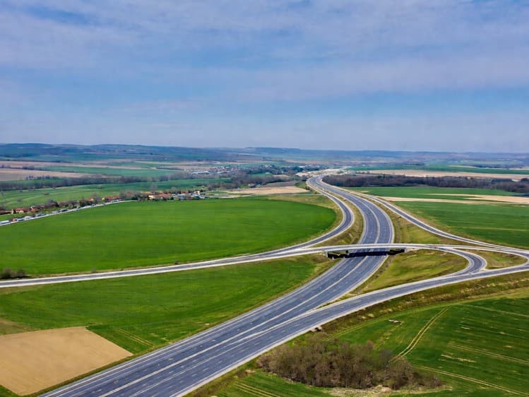 Prodej komerčního pozemku 15 000 m²