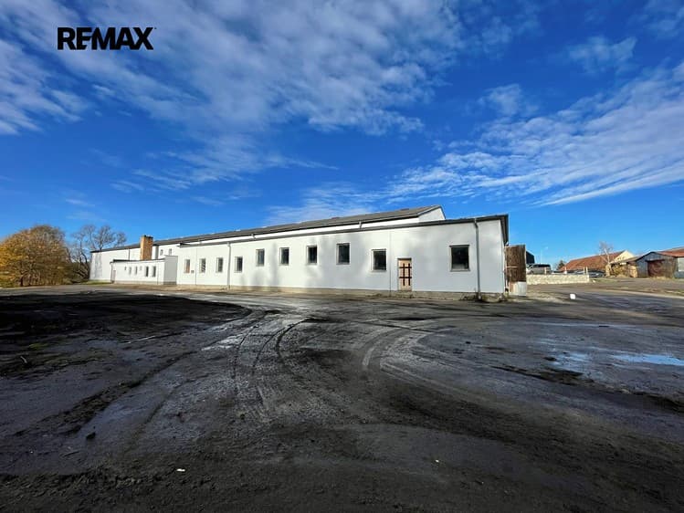 Prodej výrobní haly, prostoru 1 500 m²
