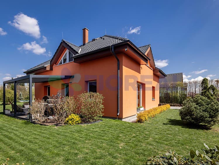 Prodej rodinného domu 202 m², pozemek 1 000 m²
