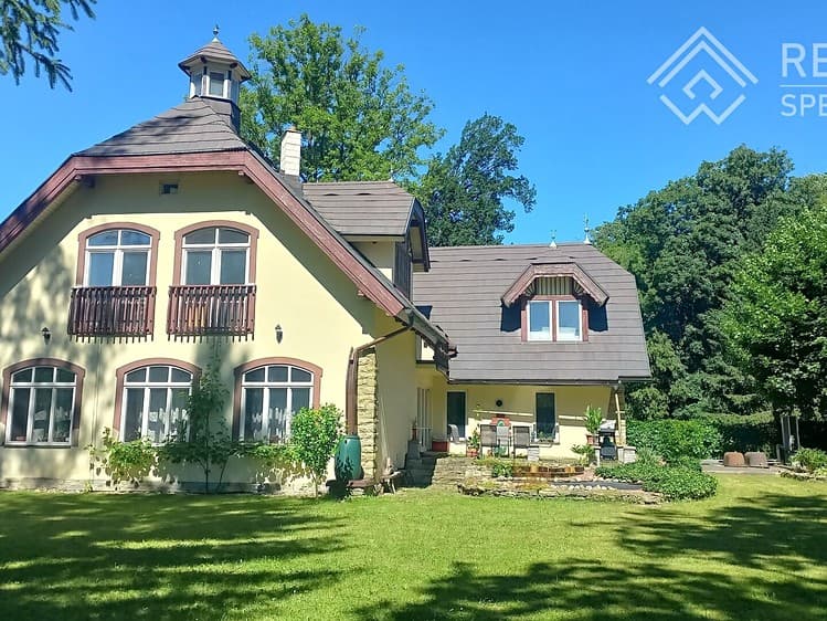 Prodej rodinného domu 460 m², pozemek 2 899 m²
