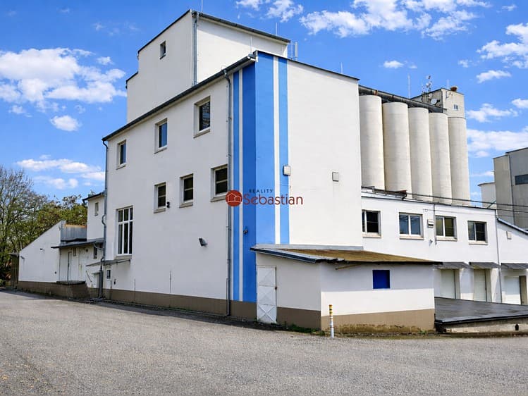 Pronájem výrobní haly, prostoru 1 930 m²
