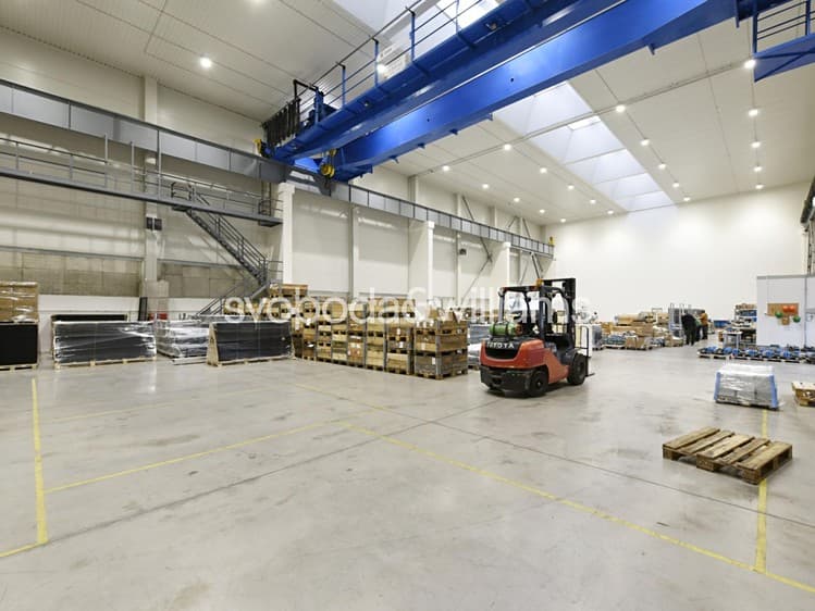 Pronájem výrobní haly, prostoru 1 380 m²