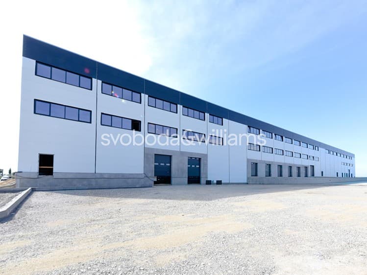 Pronájem skladového prostoru 2 205 m²