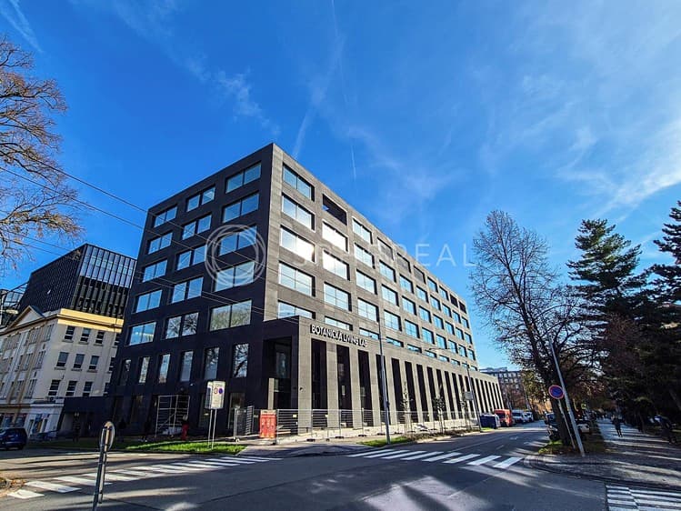 Pronájem kanceláře 1 800 m²