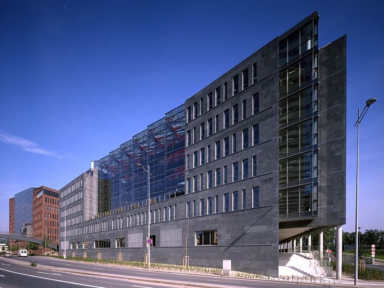Pronájem kanceláře 1 500 m²