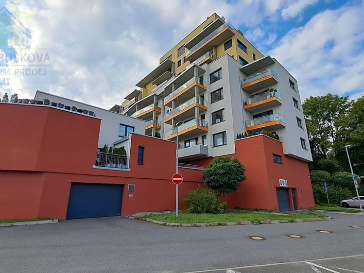 Pronájem garážového stání 12 m²