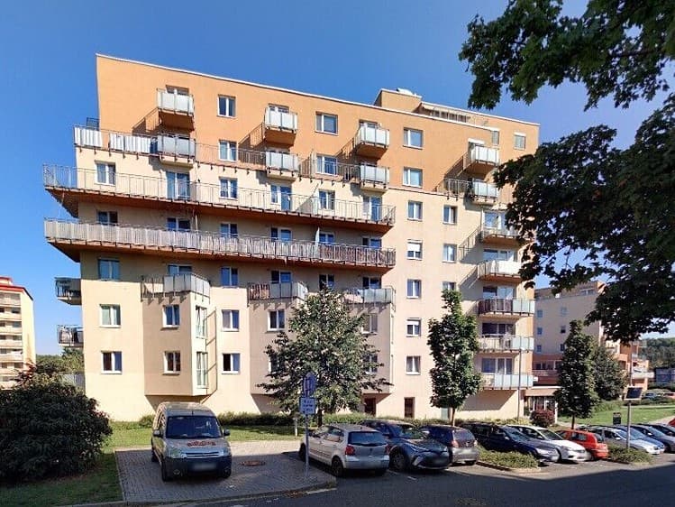 Pronájem garážového stání 15 m²