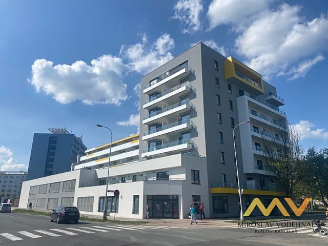 Pronájem garážového stání 12 m²