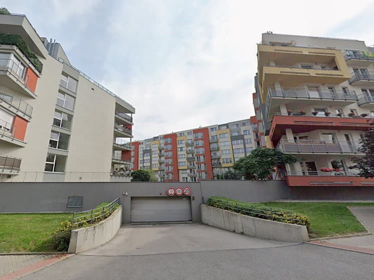 Pronájem garážového stání 15 m²