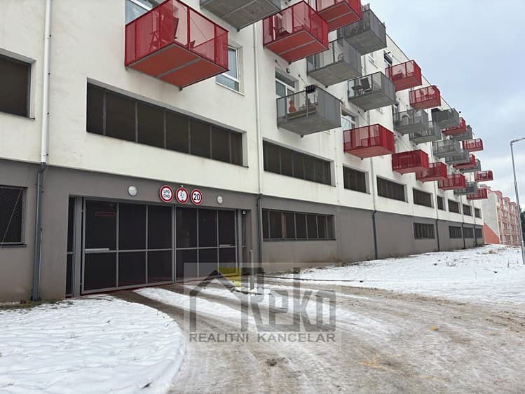 Pronájem garážového stání 12 m²