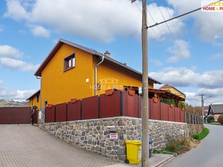Prodej rodinného domu 258 m², pozemek 939 m²