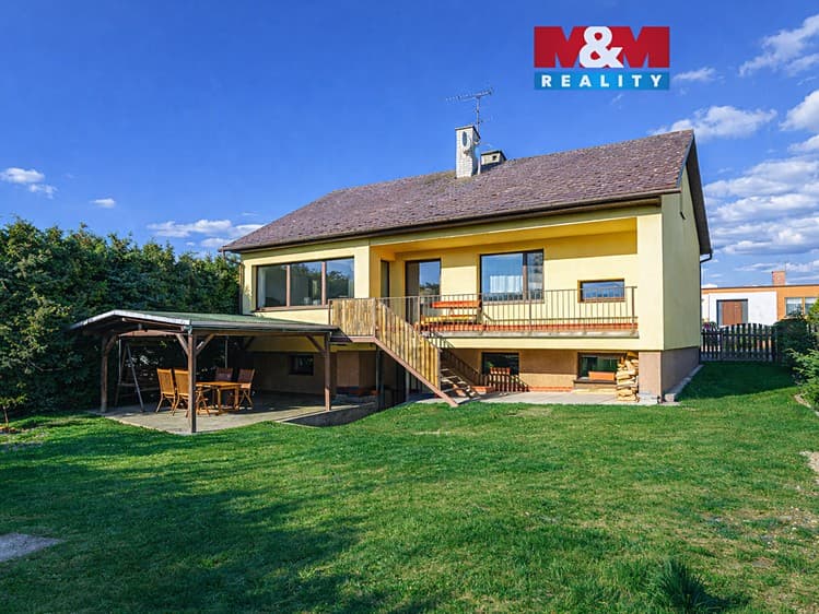 Prodej rodinného domu 236 m², pozemek 666 m²