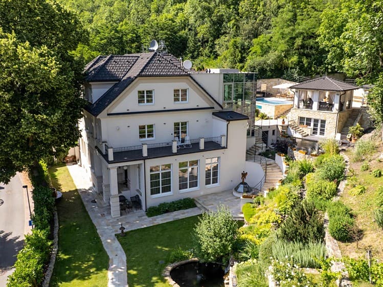 Prodej vily 850 m², pozemek 5 469 m²