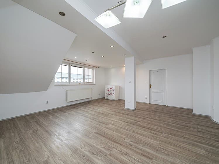 Prodej bytu 3+1 92 m² (Podkrovní)