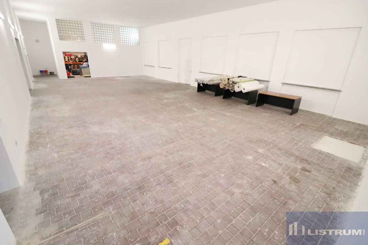 Pronájem komerčního prostoru 900 m²