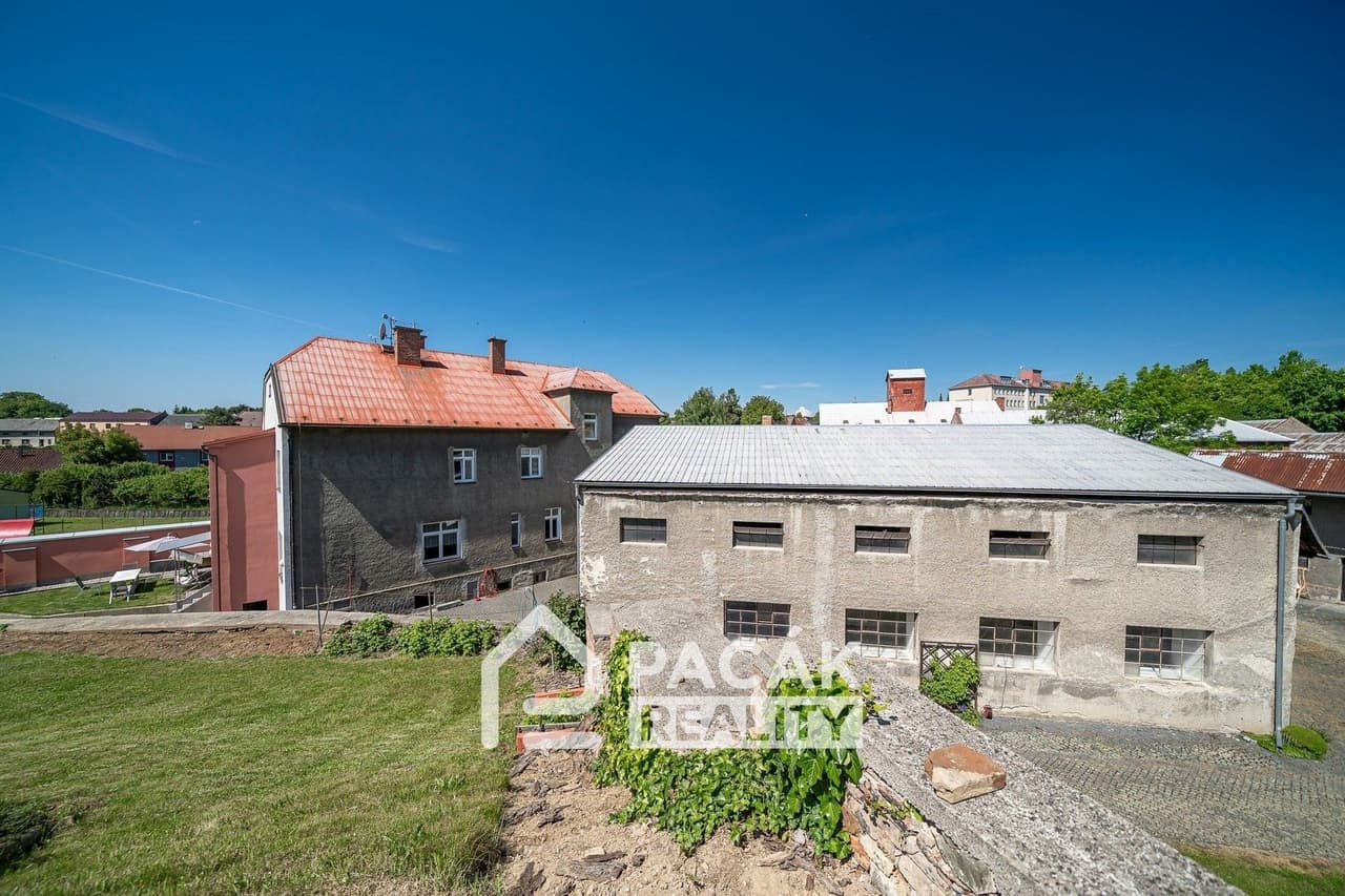 Prodej komerčního prostoru 1000 m²