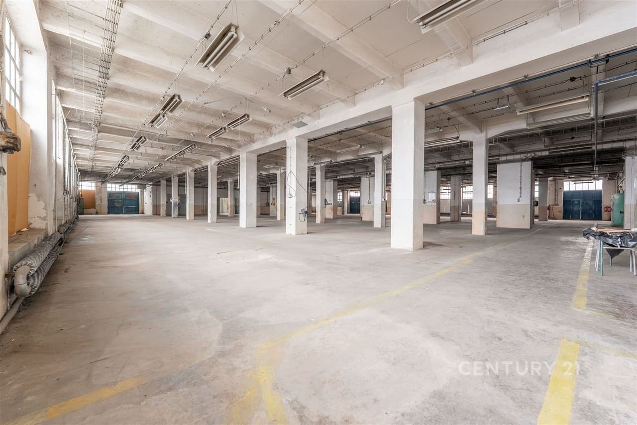 Pronájem komerčního prostoru 1800 m²