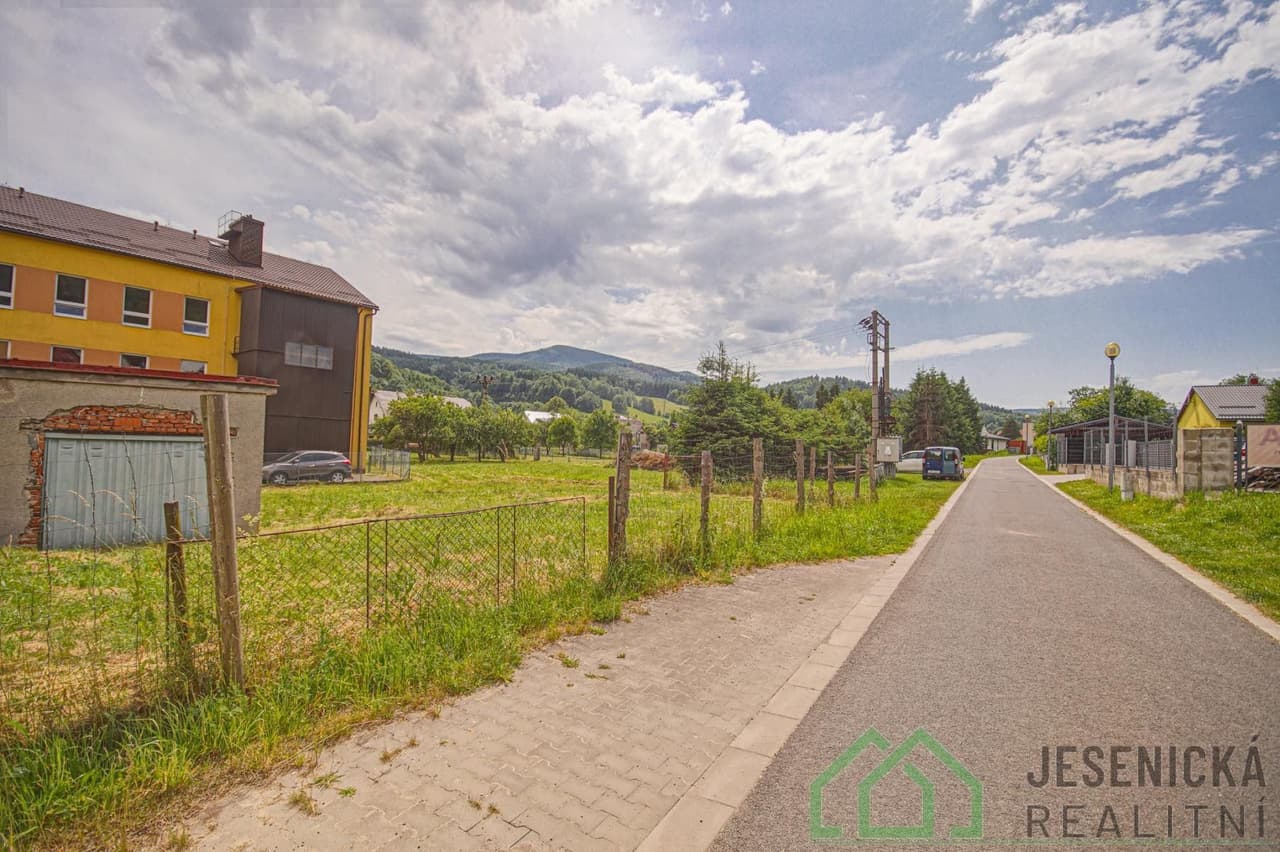 Prodej pozemku 1608 m²