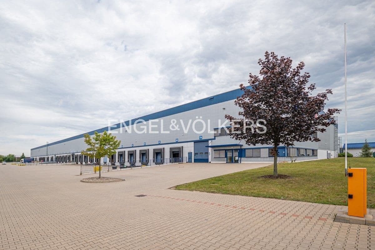 Pronájem komerčního prostoru 3700 m²