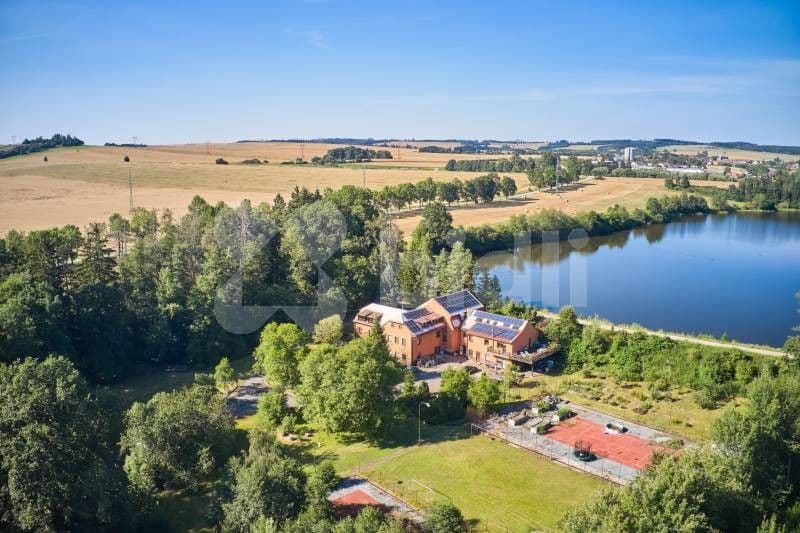 Prodej komerčního prostoru 1350 m²
